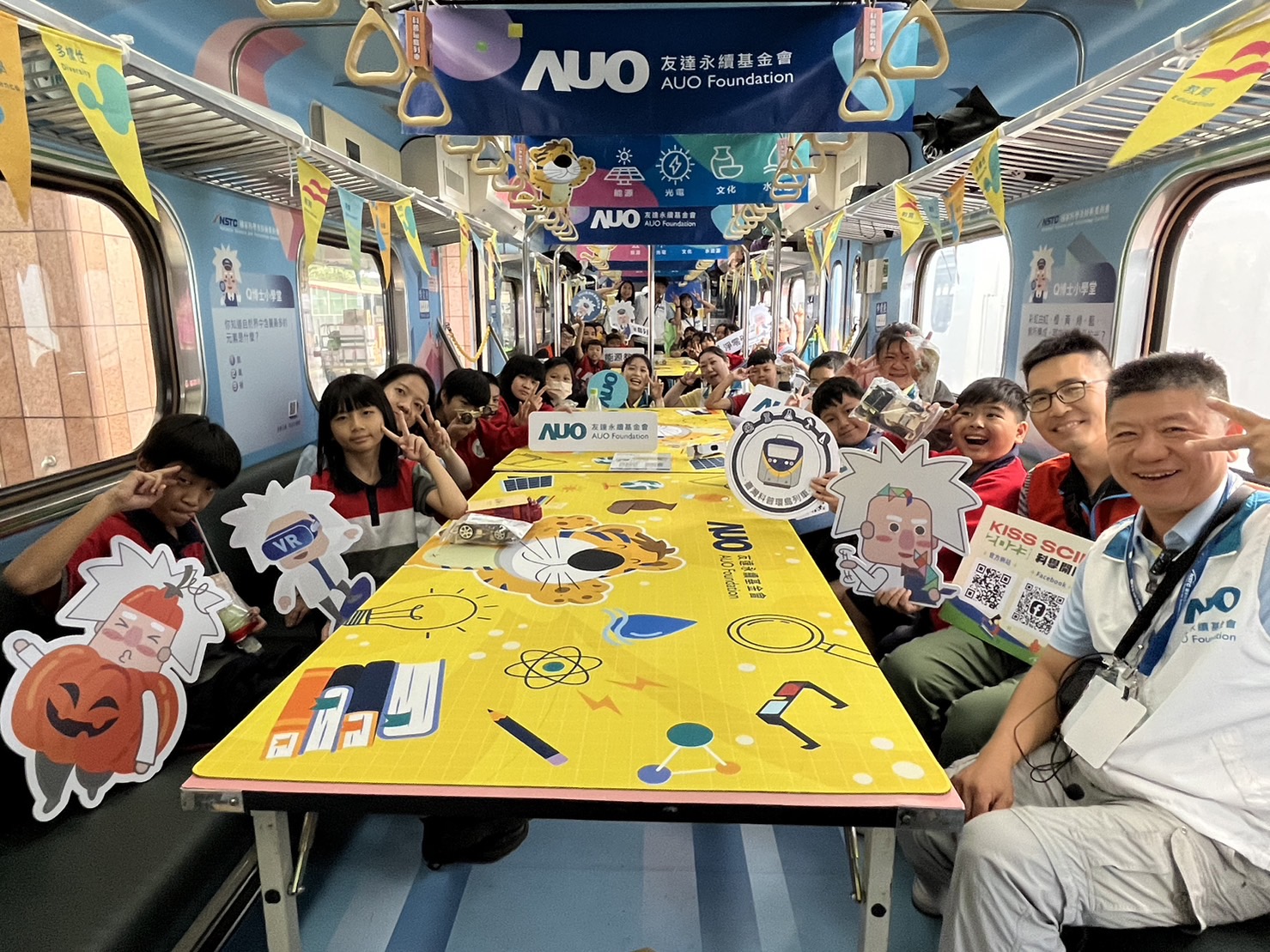永續基金會參與「臺灣科普環島列車」，設計基礎科學車廂課程，以「淨零碳排和永續能源」為主題，讓學生透過創意實驗認識淨零知識，以及思考生活中的減碳行為