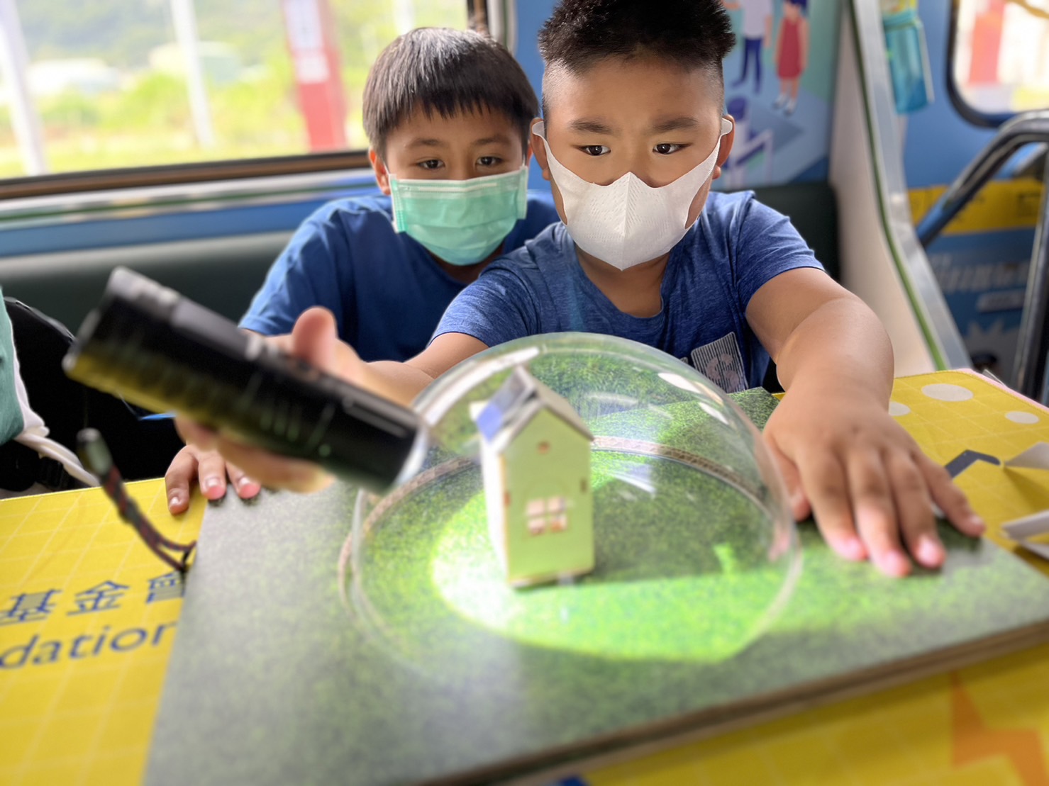 參與基礎科學主題車廂，以STEAM教學精神，設計「逐日科學家」、「太陽能工程師」以及「淨零建築師」三大能源科普課程和實驗