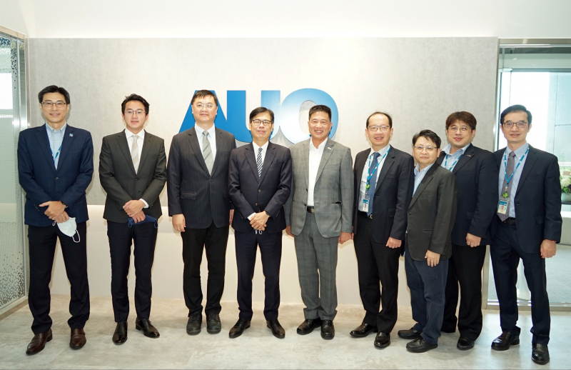 光電前進亞灣成立「AUO解決方案研發中心」，作為多元場域解決方案研發及試驗場域（圖中左為高雄市長陳其邁、圖中右為光電董事長彭双浪）